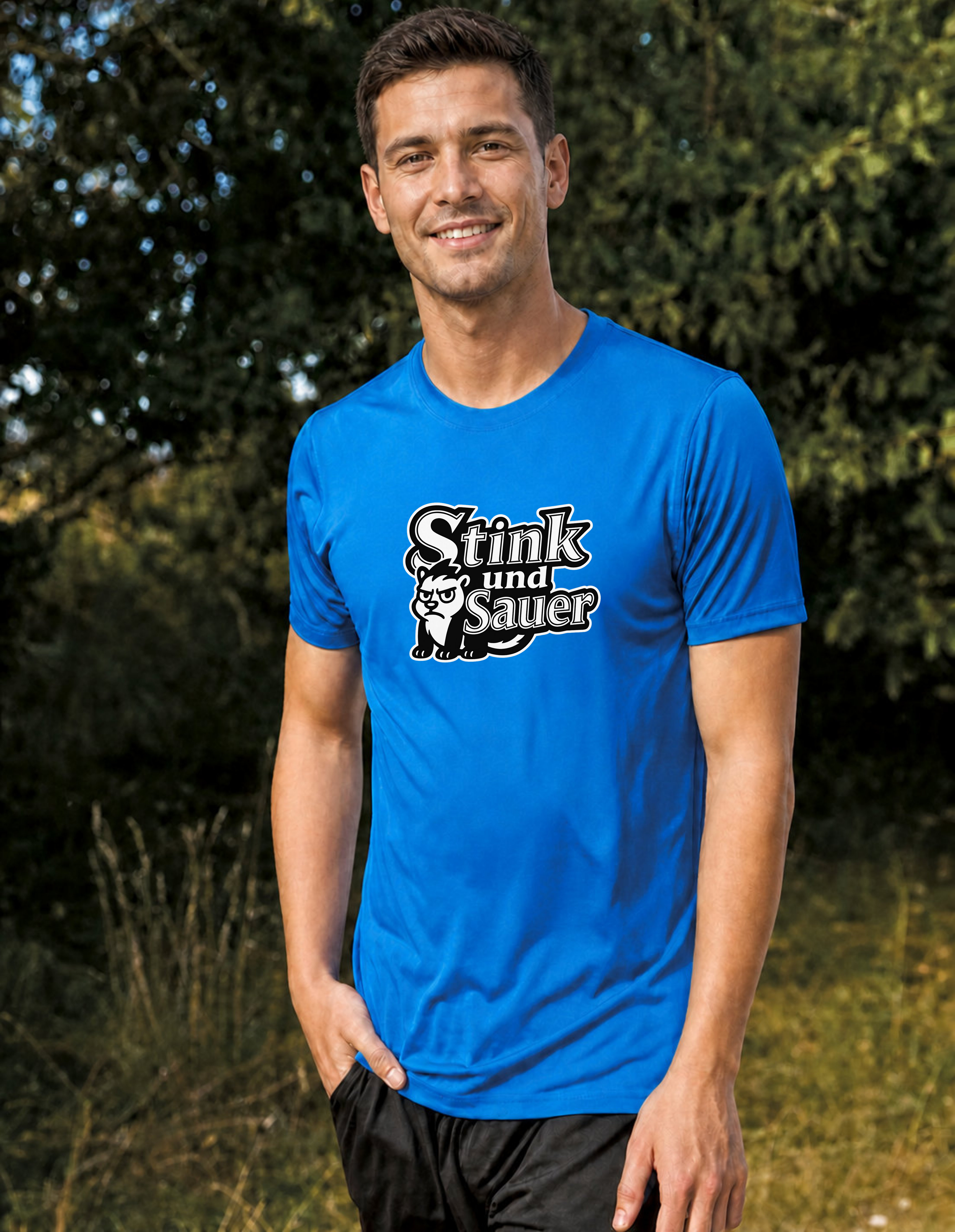 Mann mit blauem T-Shirt und dem originalen Stink-und-Sauer-Brustlogo